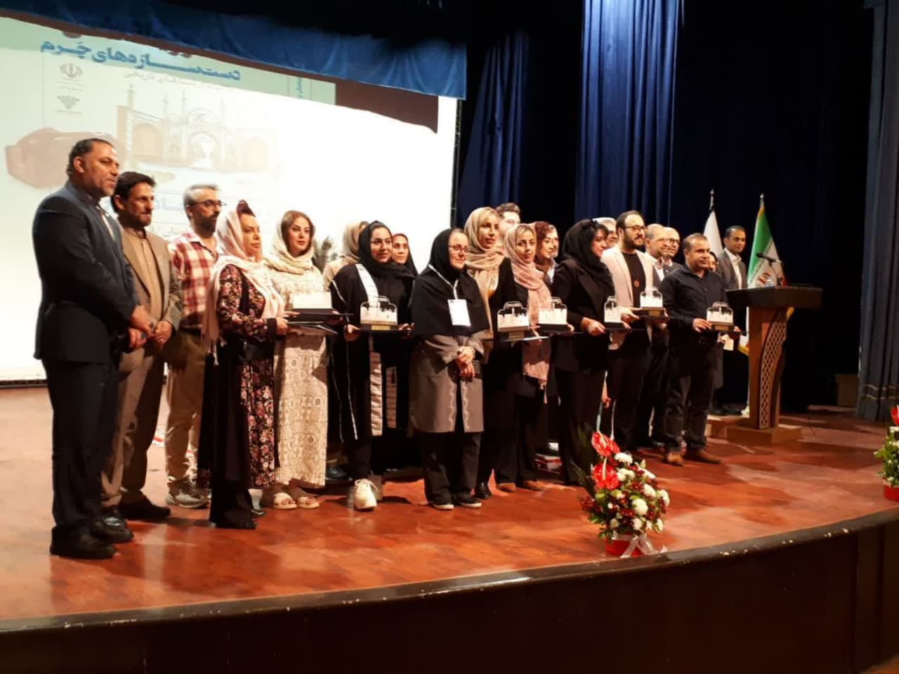  درخشش بانوان در شاه راه جاده ابریشم؛ رویداد ملی دست‌سازه‌های چرم با حضور مدیرکل دفتر امور زنان و خانواده استانداری سمنان و جمعی از مسئولین استانی و شهرستانی افتتاح شد